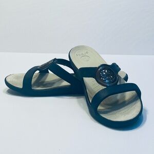 CROCS WOMEN Size 10 Sanrah Blue Cream Medallion Ring Slides